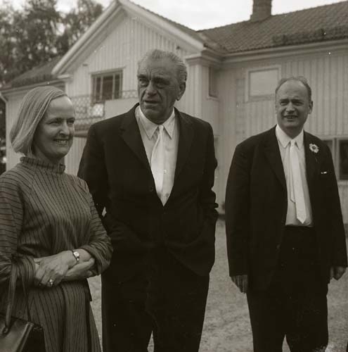 Gäster vid Albert Vikstens begravning, vid Gästis 29 juni 1969. Här ser vi bland andra författaren Vilhelm Moberg.