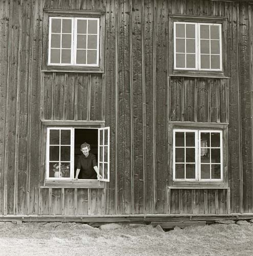 Träslottet i Arbrå 27 april 1964. Willy-Maria Lundberg tittar ut genom ett öppet fönster.