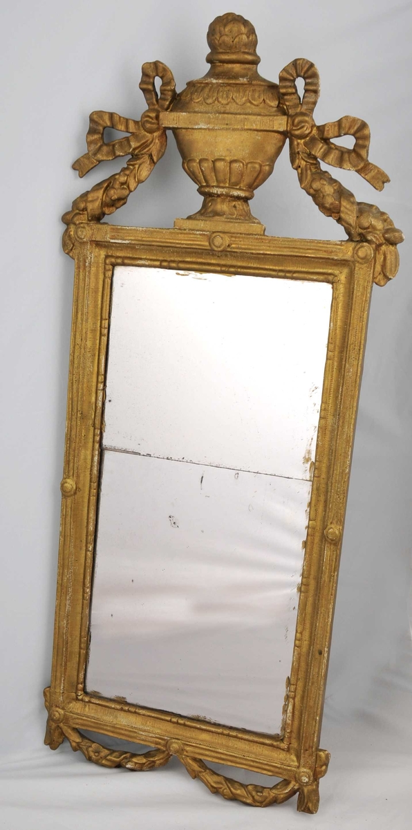 Spegel til å henge på vegg. Todela spegelflate. Gullmåla ramme og krone.
