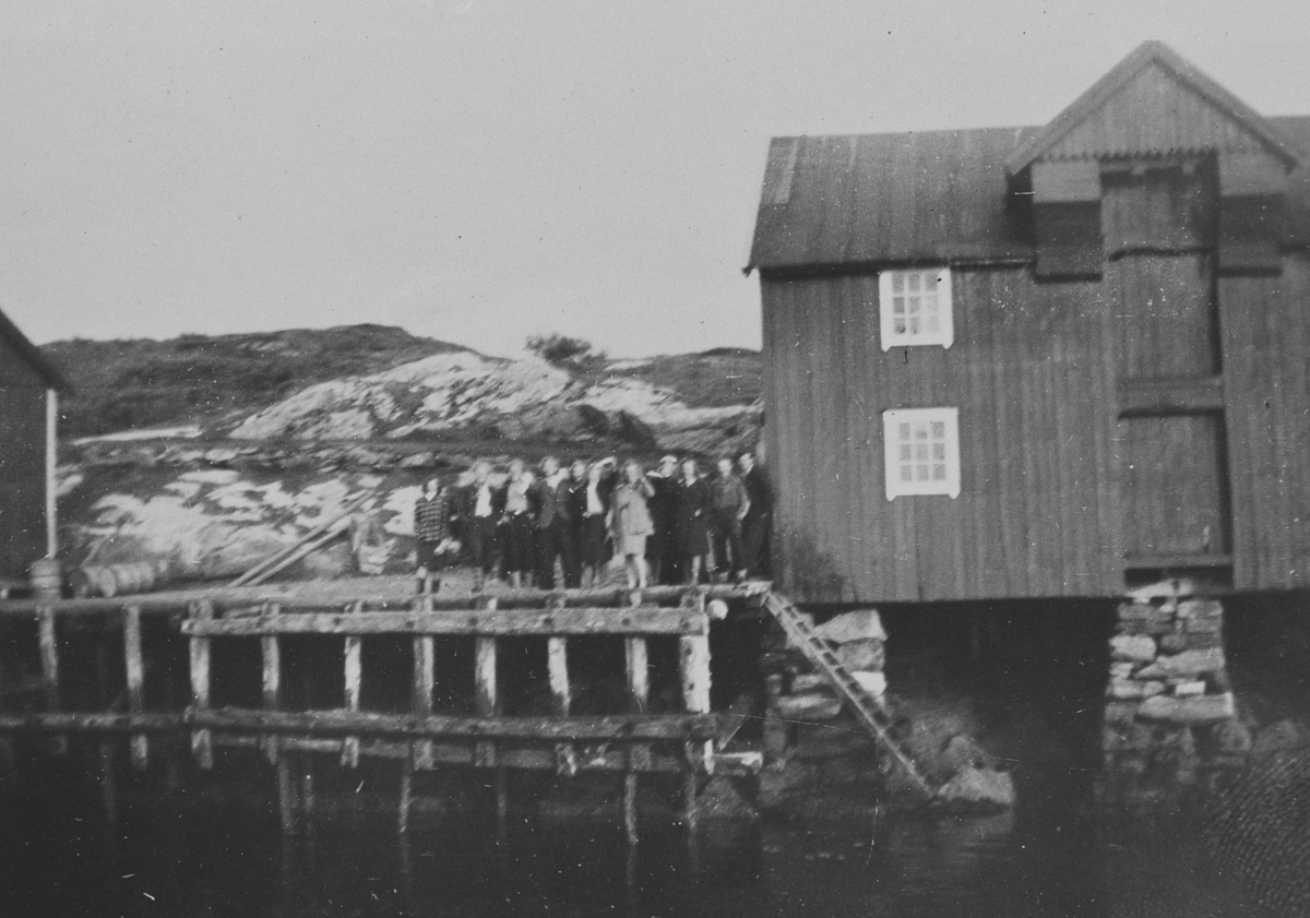 Menneskegruppe på Melandsjø kai.