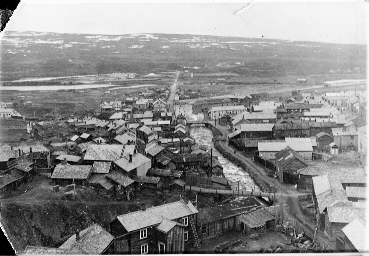 Hyttelva og bebyggelsen på begge sider av elva sett fra taket på Smeltehytta på Røros i 1925. Sett mot sør.