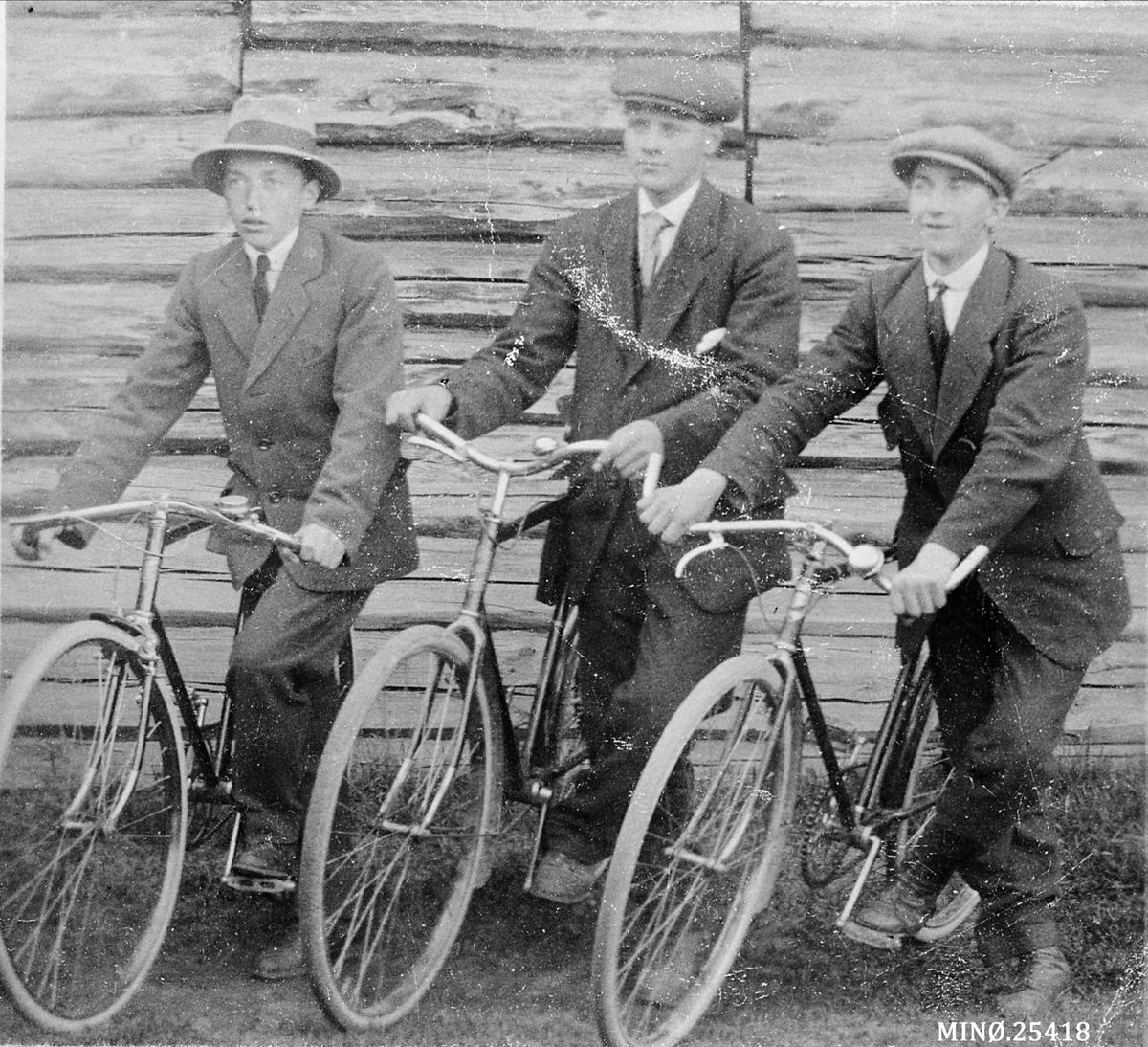 Tre unge menn med sykler. Fra venstre: Jon Utheim Sparbu, ukjent, Johan Enget Lonås, Tynset