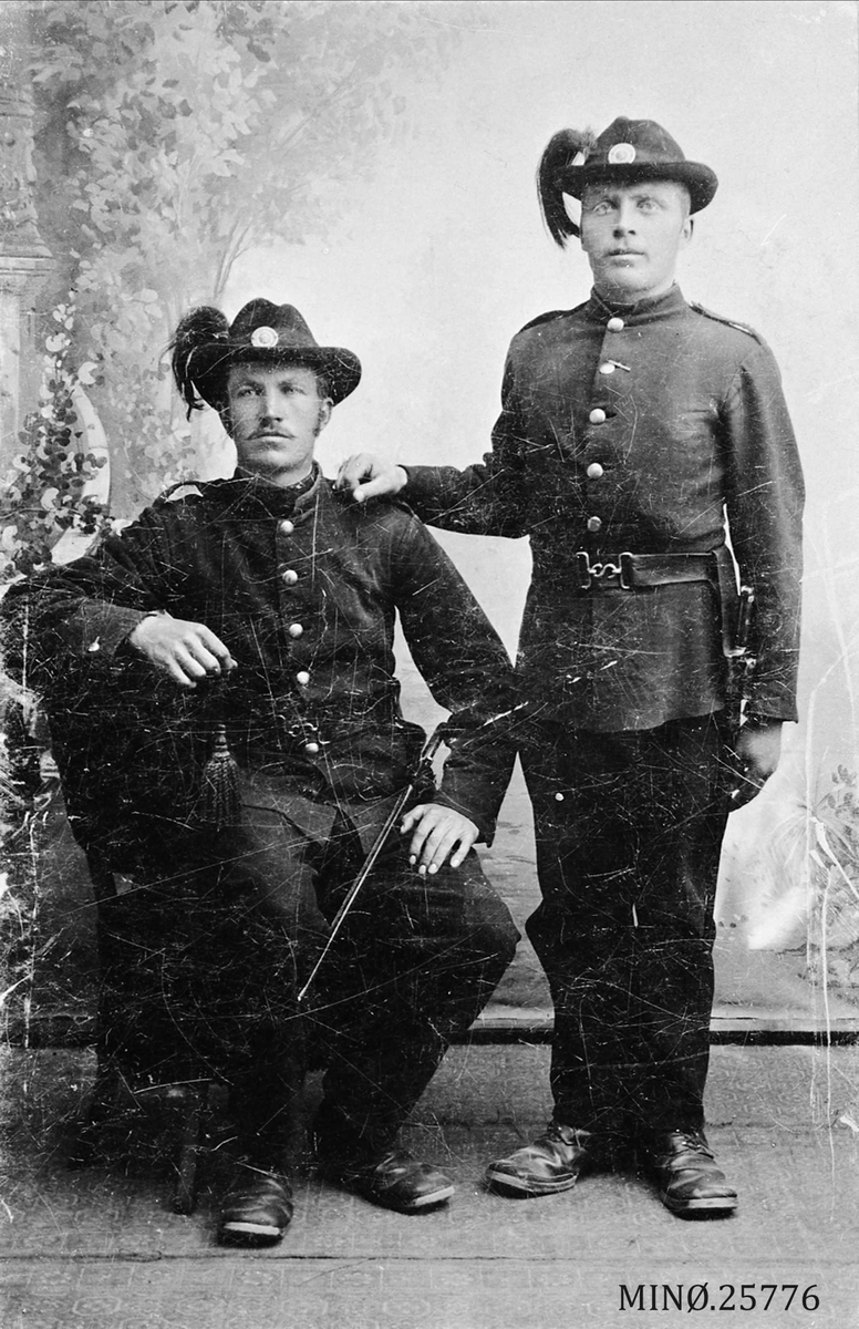 To stramme karer i uniform. Lars Nyborg og Esten H. Østgaard