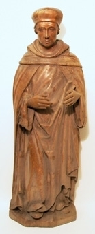 Stående munk, brunbetsad med händerna nygjorda.
