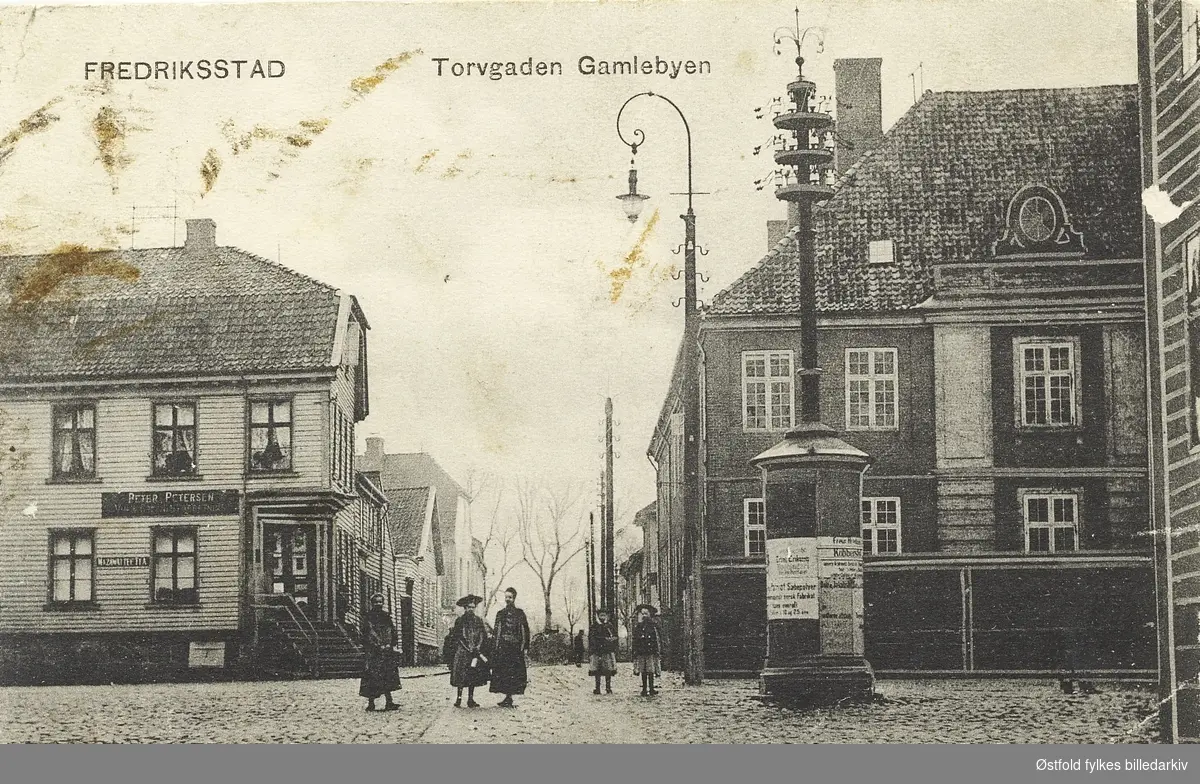 Torvgaten i Gamlebyen i Fredriksstad fra prospektkort stemplet 1907.