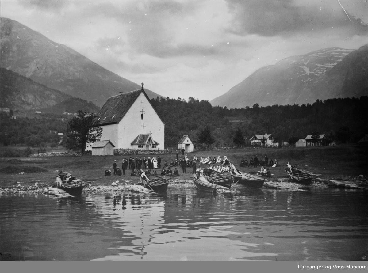 Bryllup, Brita og Kristen O. Djønne ved Kinsarvik kyrkje, med folk og båtar 