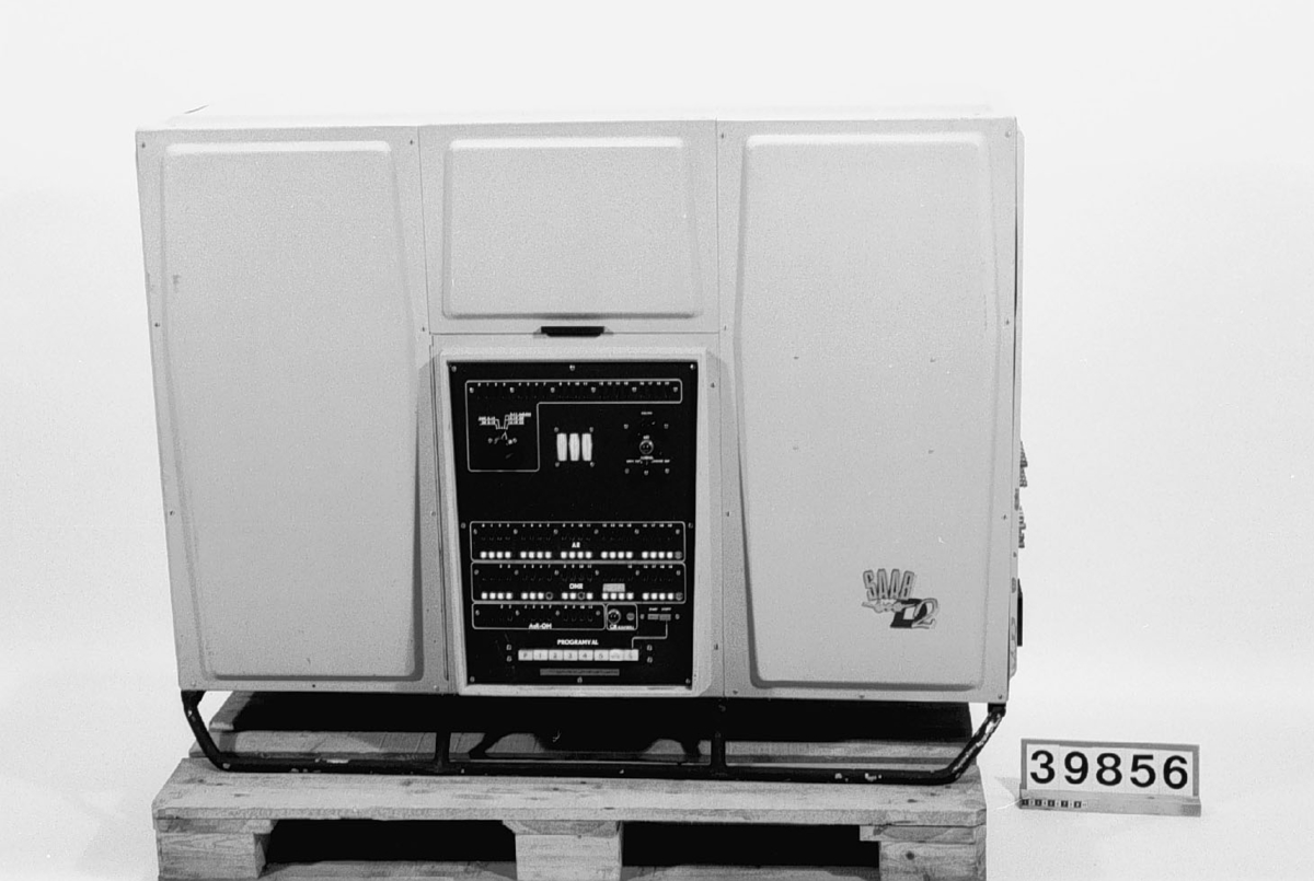 Flygplanstillverkaren SAAB började 1957 det utvecklingsarbete som med tiden skulle resultera i stridsflygplanet SAAB 37 Viggen. I detta arbete konstruerade företaget även en prototyp till en dator som var tänkt att ersätta navigatören i flygplanet.
Datorn behövde vara liten och lätt. Därför blev denna prototyp den första svenska datorn som var helt utrustad med transistorer istället för elektronrör. Inledningsvis kallades datorn för SANK, SAABS automatiska navigationskalkylator. När den var färdig 1960 döptes den till SAAB D2. Datorn tillverkades endast i ett exemplar. De kunskaper företaget hade tillgodogjort sig under utvecklingsarbetet låg till grund för företaget DataSaab, som utvecklades till att bli en stor svensk datortillverkare.
Det första svenska dataspelet med spelkontroll utvecklades och kördes på denna dator.
