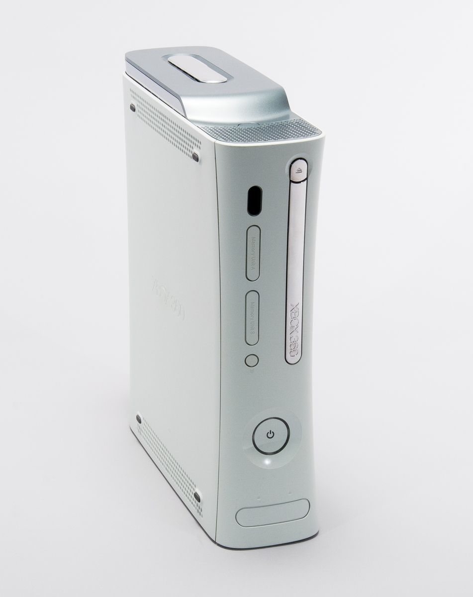 Spelkonsol med kablage och nätaggregat
Xbox 360 serienr: 6188813 54405, produkt id: 77200561618881354405,
nätsladd modell 1431 nr: OC66232Y1VOA.
Nätaggregat modell DPSN-186CB-1A, sernr: X802851-003.