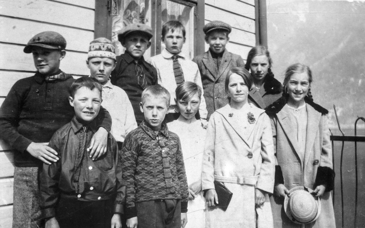 Barn og ungdomar på tur 17. mai 1928