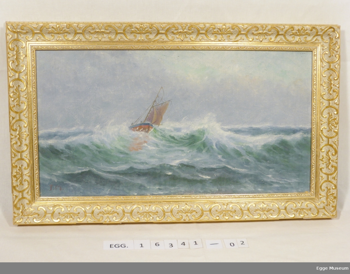 Maleriet viser en båt med segl i høy sjø med store bølger. 
To skikkelser er synlig ombord i båten.