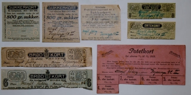 Åtte rasjoneringskort for sukker, erter, potet og brød fra 1918.
