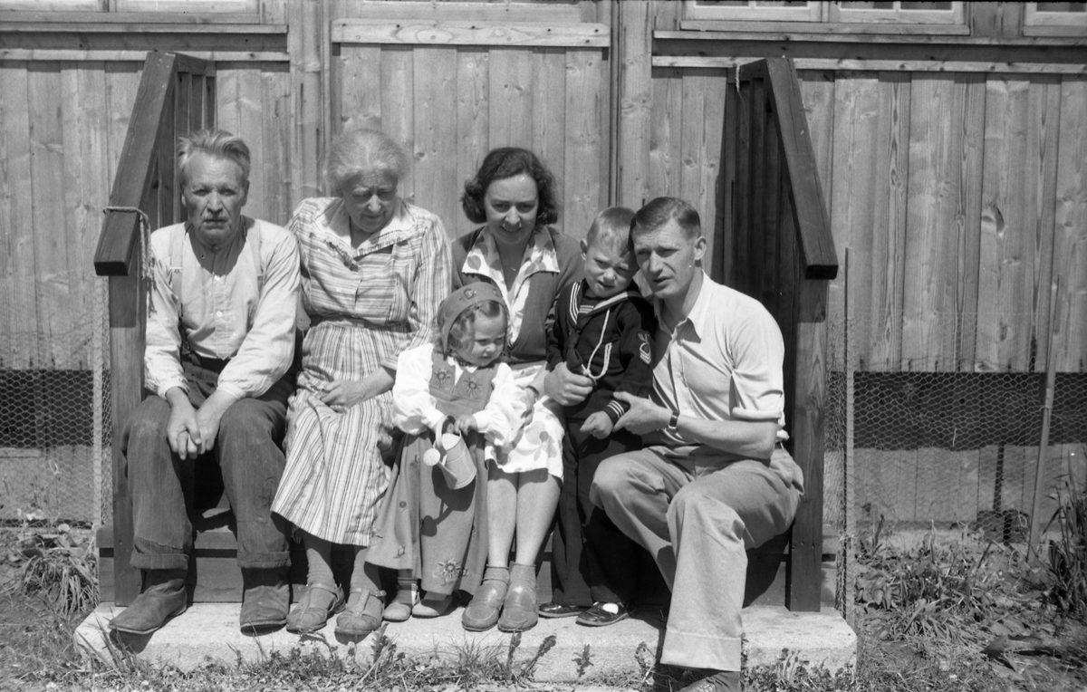 Familieportrett - Ingegjerd Hole og Roald Thomesen med barna Helga og Inge, samt Ingegjerds foreldre, Ingebrigt og Maria Hole. Fem bilder.