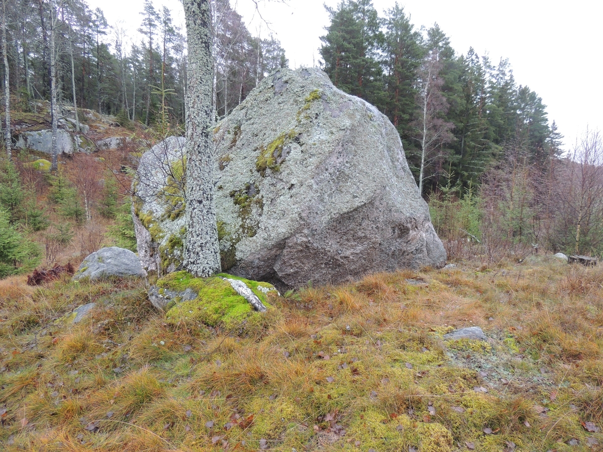 Arkeologisk utredning, Skånela 137:1, stensättning invid flyttblock, Tadem, Skånela socken, Uppland 2017