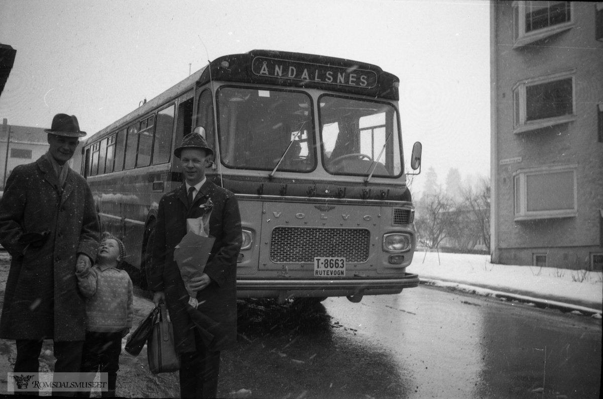 "april 1967"."Skaug - Solum"."Ragnar Røgeberg"."Hamar mannskor".T-8663 var en Volvo B715, 1966-modell, som ble innkjøpt av Aarø og Molde Auto A/S. Karosseriet ble bygd ved Kristiansund Lettmetall (VBK) og bussen hadde 50 sitteplasser. Den ble registrert 1. juni 1966. Etter fusjonen til Molde Bilruter i 1973 ble bussen omregistrert til UR19401. I 1981 ble bussen tatt ut av rutetrafikk og solgt til en privatperson.