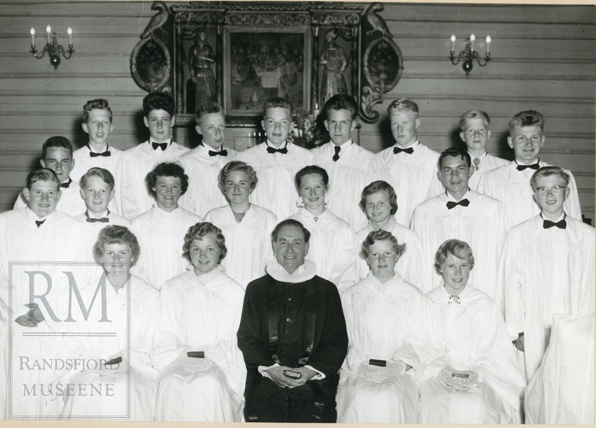Konfirmasjon i Sørum kapell 1959, konfirmanter og prest