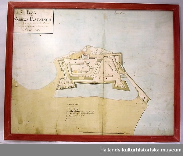 Kopia/reproduktion av plan över Varbergs fästning 1733. Planen är relativt enkel i sitt utförande. Man ser fästningen ovanifrån med byggnader och trädgårdsanläggning. Kartan är markerad från a till m och bokstävernas betydelse står på den nedre delen av kartan. Bland annat visar dessa bokstäver var kyrkan, corps de garde och mellersta valvet finns. I den nedre kanten finns en skalindelning. Kartan går i ljusa färger (blått, vitt, grönt). I det övre vänstra hörnet står följande: "PLAN AF WARBEGS FÄSTNINGH Som den befants wid Kongl. Commisionens harwarande Anno 1733". Inramad i rödmålad träram.
