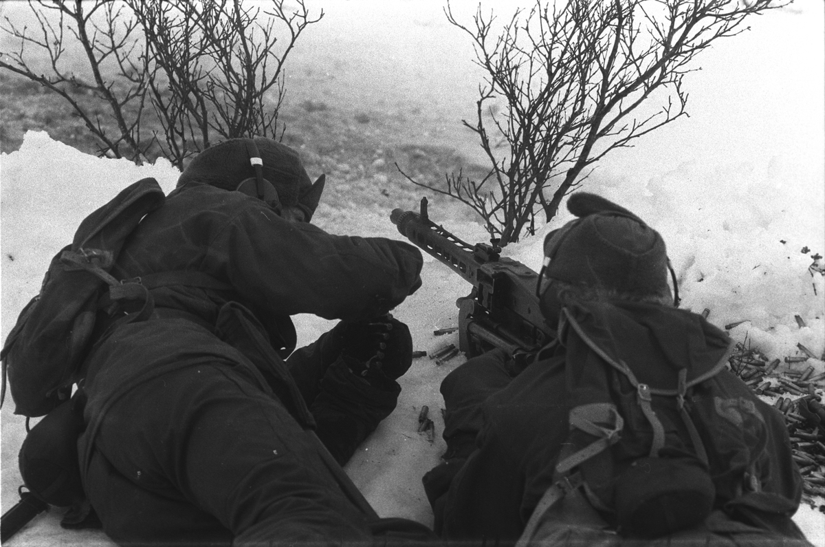 Befalsskolen Nord Norge, vinterskyting på Melå-platået. To befalsskoleelever skyter med maskingevær.