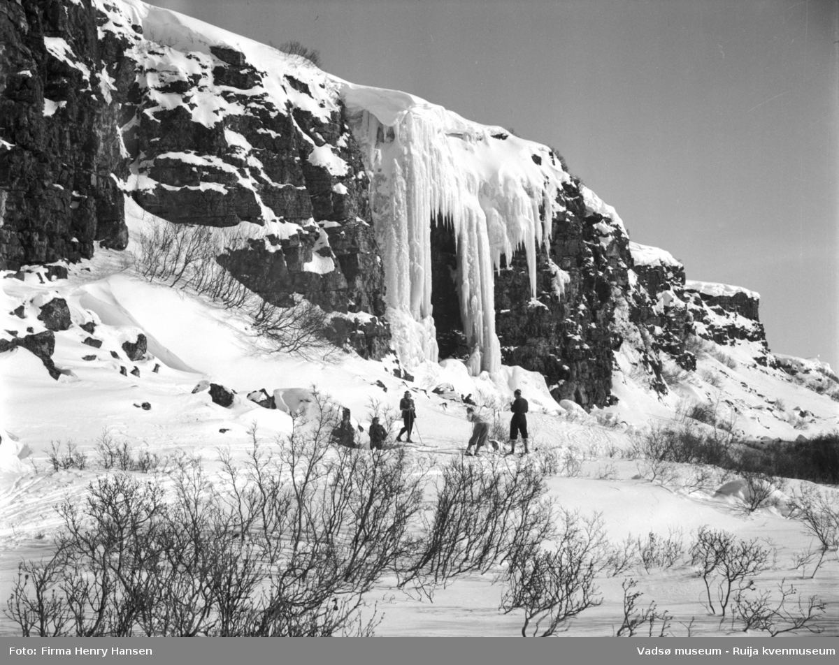 Vadsø mai 1951. Bildet er tatt i Tomaselvdalen, vest for Vadsø. Vi ser Isporten og flere skiløpere.