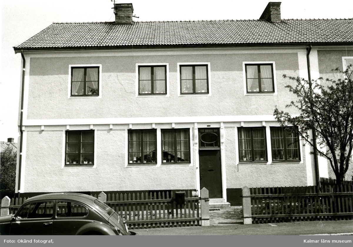 Söder om Södra Vägen finns en talrik radhusbebyggelse.