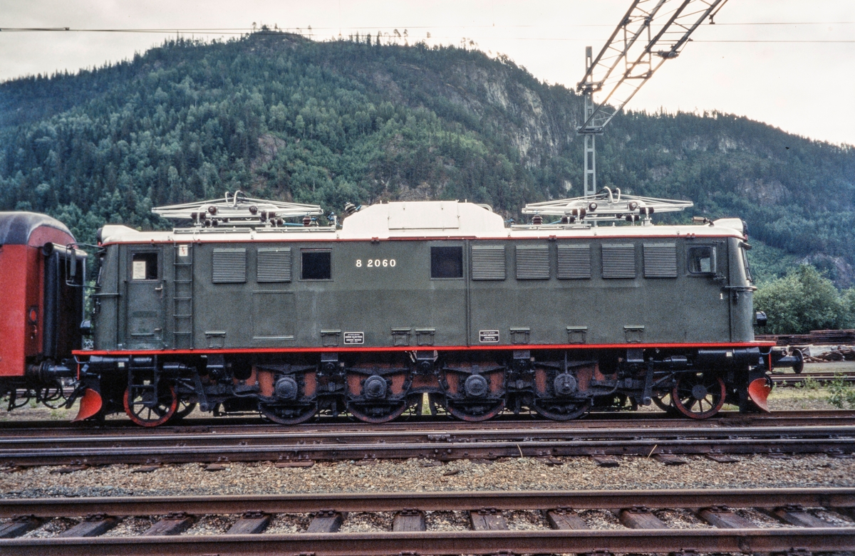 Elektrisk lokomotiv type El 8 2060 på Støren stasjon.