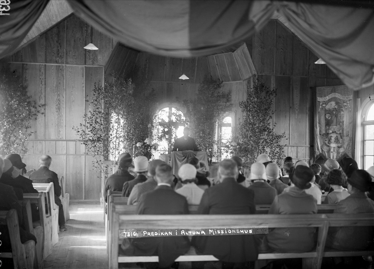 Under predikan av pastor Oskar Magnusson i Altuna missionshus, Uppland 1931