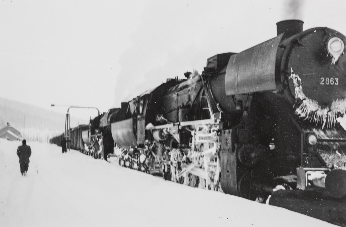 Nordgående godstog, tog 5771, på Majavatn stasjon. Toget ble fremført med ekstra forspannslokomotiv mellom Grong og Mosjøen. Toget trekkes av to lokomotiver type 63a, fremst 63a nr. 2863.