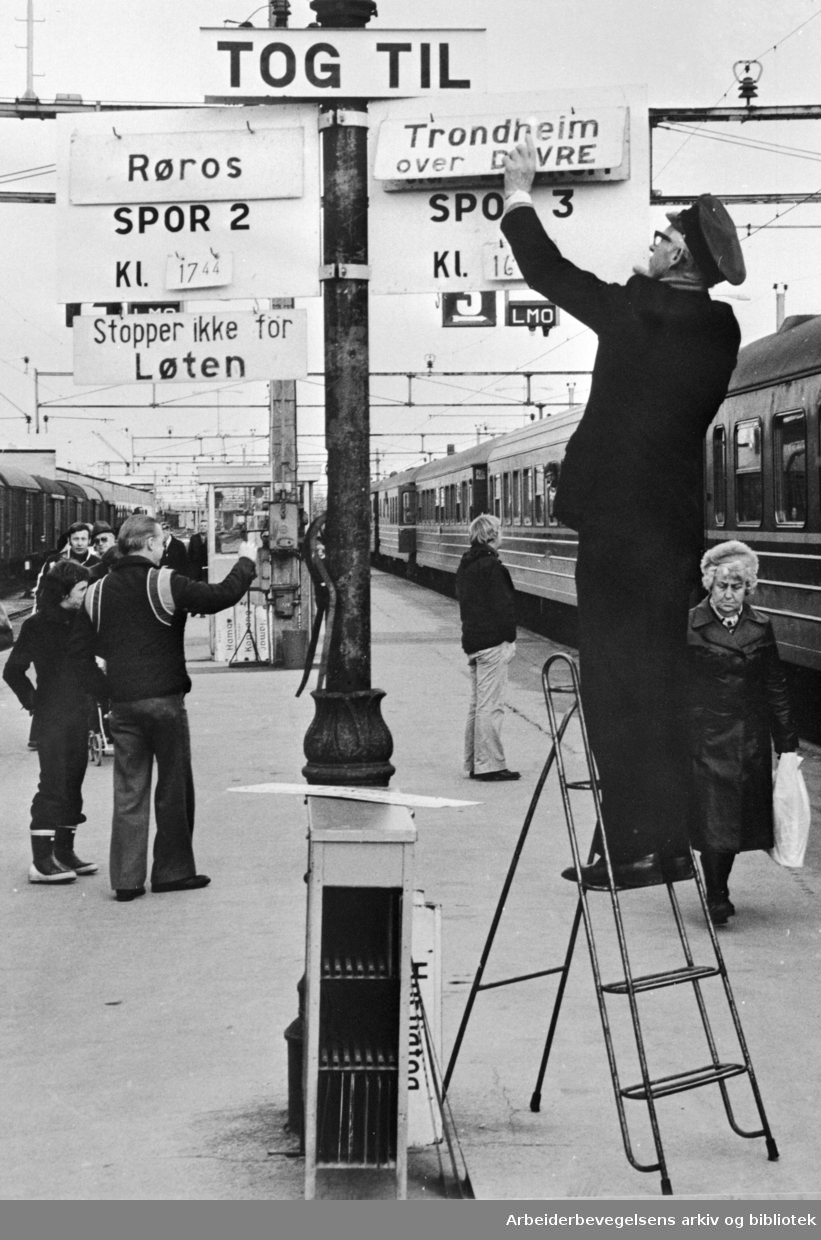 Birger Tollefsen skifter skilt på togstasjonen. Stasjonstjeneste på Hamar først på 1970-tallet.