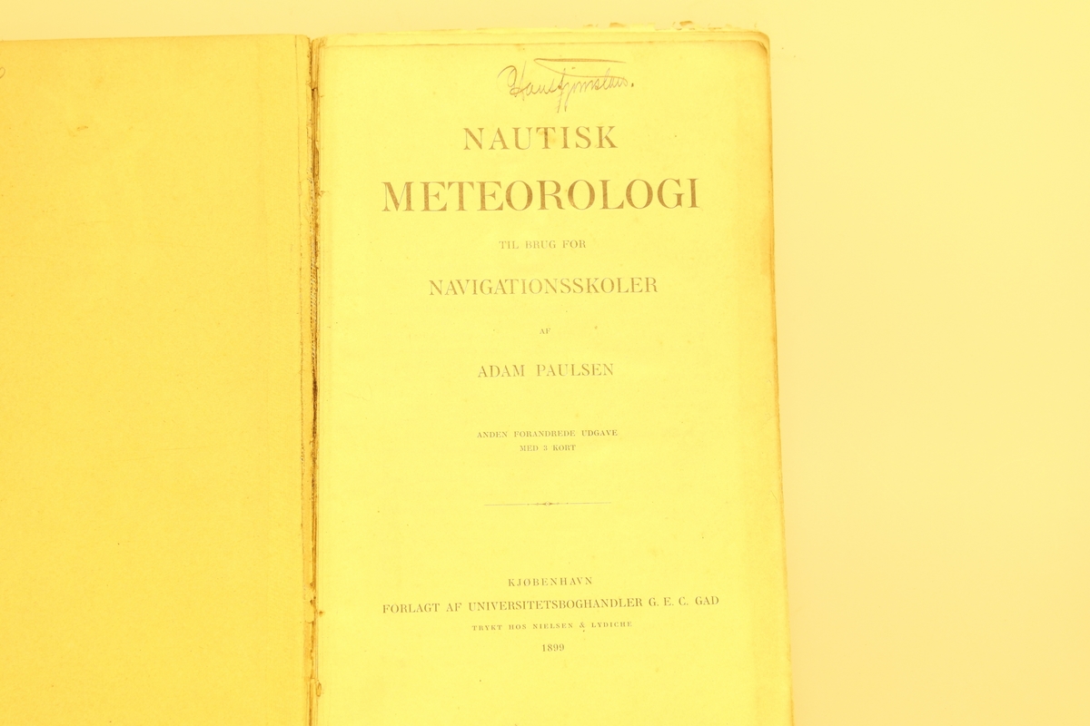 Innbundet, trykt bok. Boka er en lærebok i nautisk meteorologi.