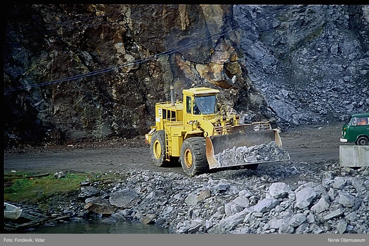 En bulldozer fjerner stein under utbyggingen av NUI sin base i Gravdal.