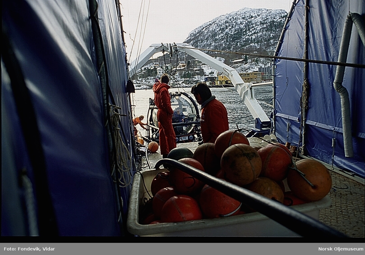 Bilde tatt fra dykkerfartøyet "Deepsea Inspector" og mot akterenden av fartøyet hvor miniubåten Check Mate henger i wiren som heiser den opp og ned av sjøen.