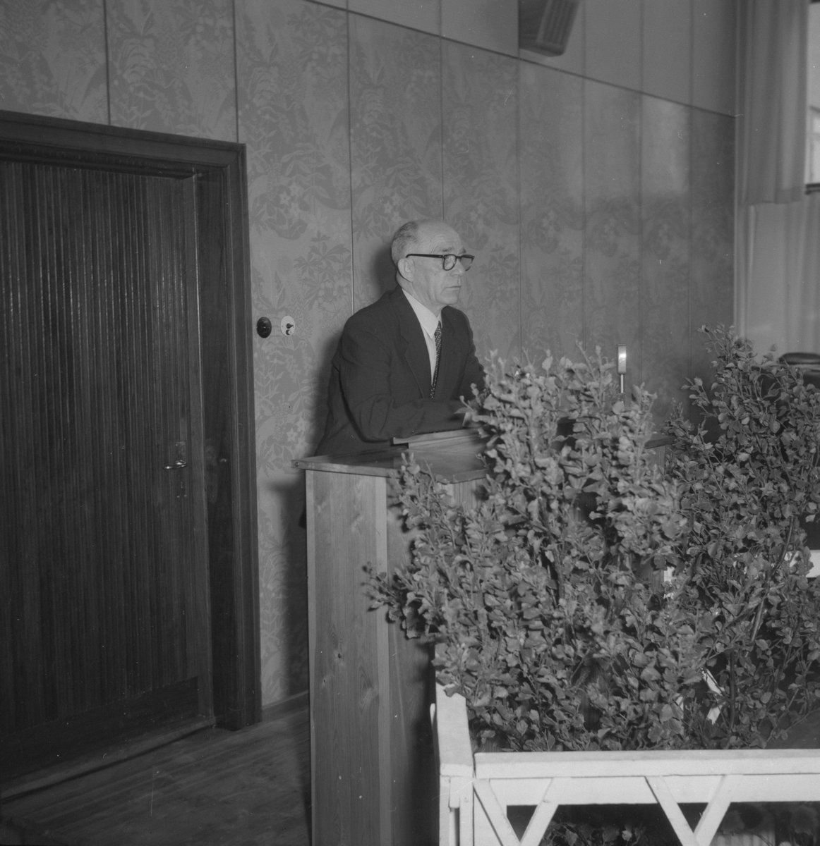 Innvielse av Narvik tekniske skole  12.9.1955. På talerstolen Hans Formo, driftsing Everket f. 1896?
Styreleder Narvik tekniske skole