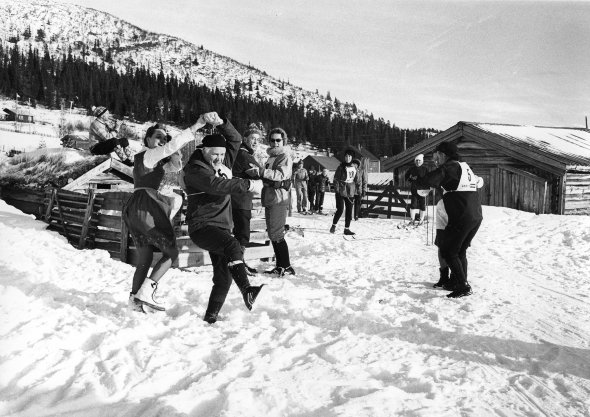 Kjell Aukrust (i forgrunnen), Vidar Sandbeck (bak Kjell), Rise Grønoset med andre. Skjæringfjell, februar 1972