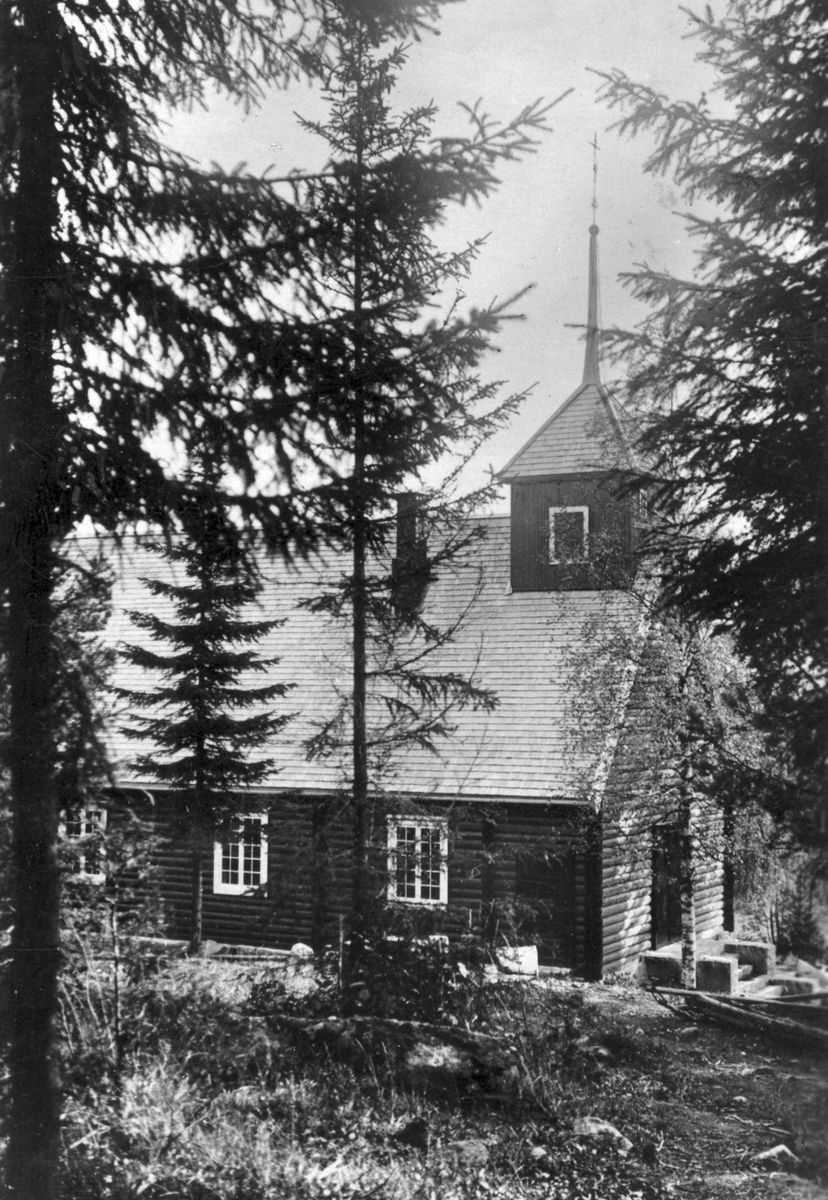 Postkort fra 1931 med det nye kapellet på Trautskogen som motiv. Utgiver: Nord-Odal Sanitetsforening. Ukjent fotograf.