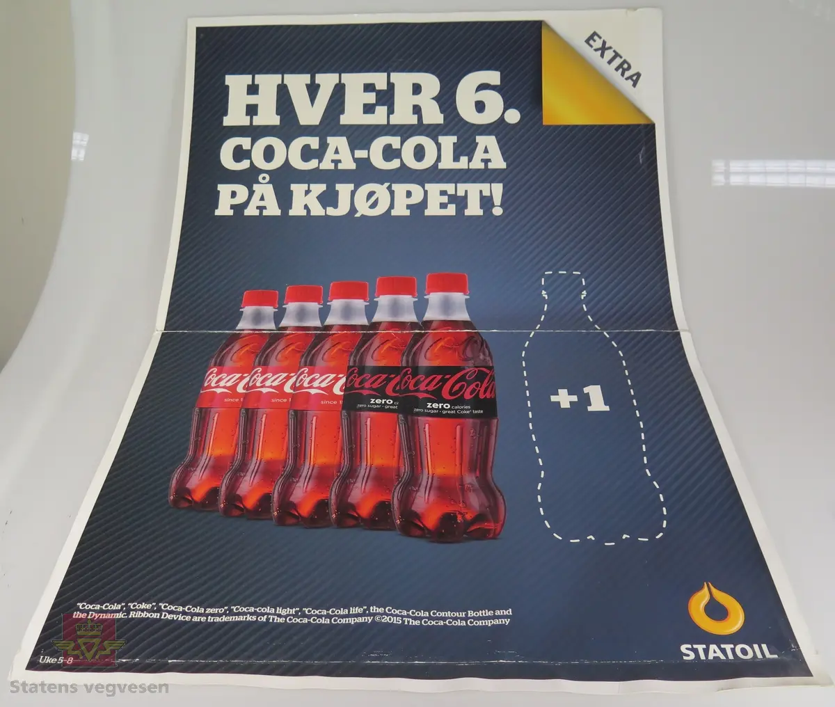Fem ulike plakater av papp. De reklamerer for salg av bakevarer og Coca-Cola hos Statoil.