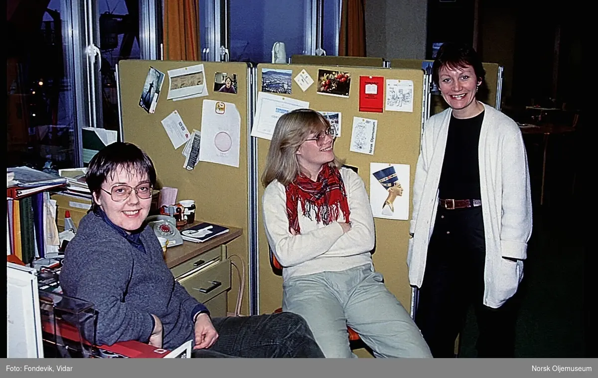 Tre ukjente kvinner er avbildet i kontorlandskapet til NUI's dykkesenter utenfor Bergen.
.
