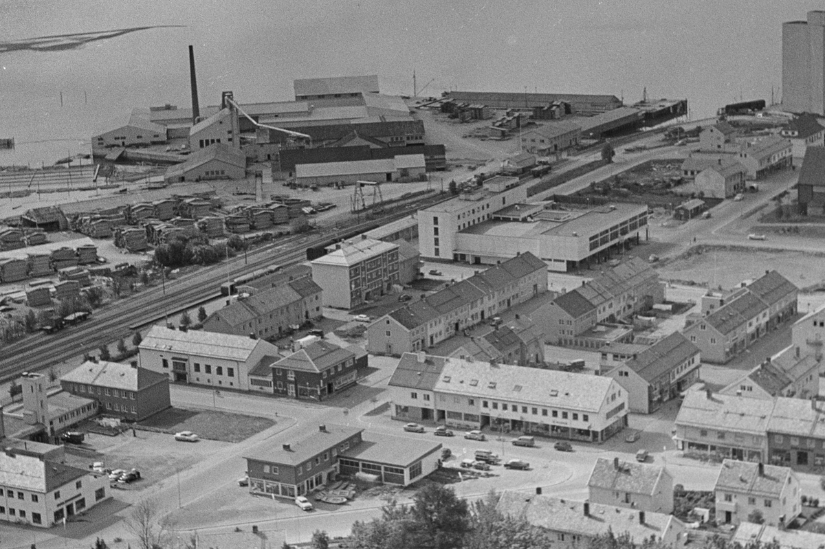 Utsikt over Namsos sett fra Bjørumsklompen. Jernbanestasjonen til venstre.