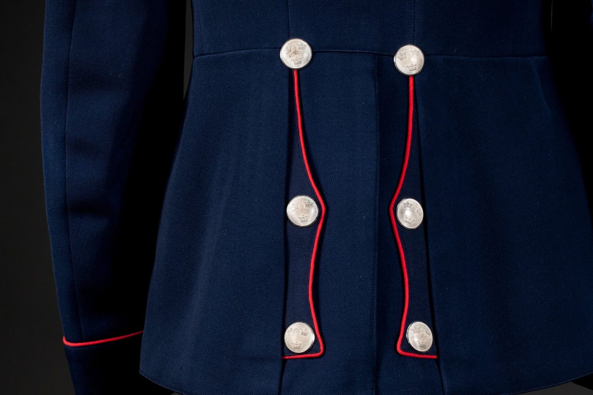 Vapenrock m/ä av blått kläde med överstelöjtnants gradbeteckningar. Axelklaffar och släpspänne avtagbara.