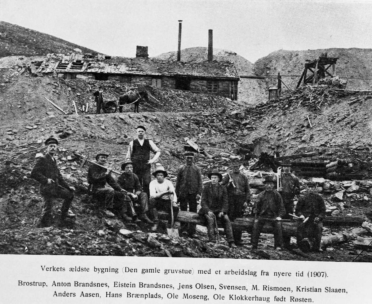 Gruvearbeidere foran "Værkets eldste bygning, den gamle gruvestue)"