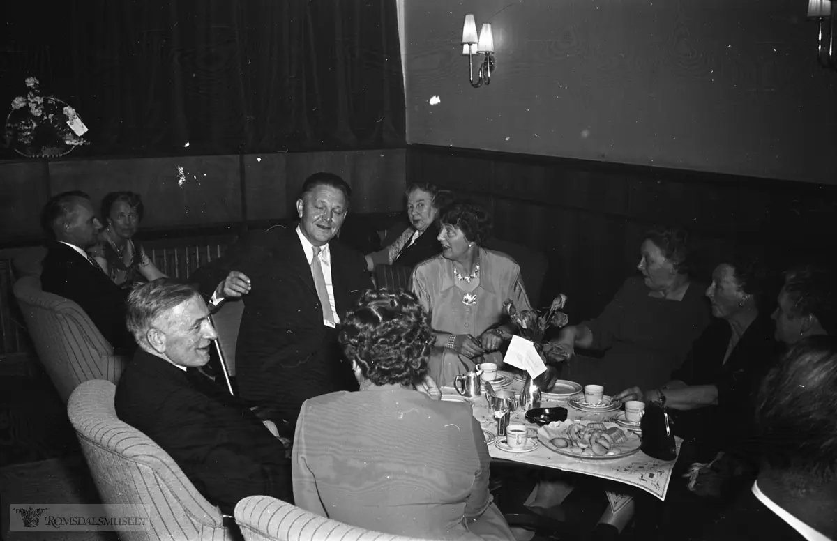"Oksvik sin 70 års dag 07.05.1957" .På Alexandra Hotell.