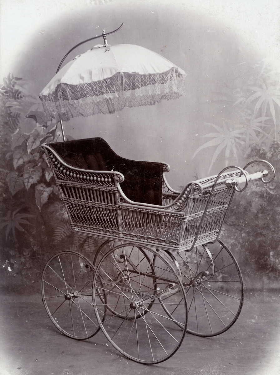 Produktbild från A. W Nilssons Fabriker, Malmö.
Barnvagn med parasoll.