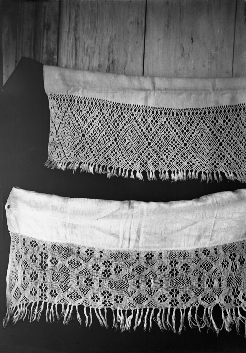 Rikard Berges fotoarkiv. Tekstiler. "To handklærbindingar" Hol i Hallingdal. Fotografert 1908.