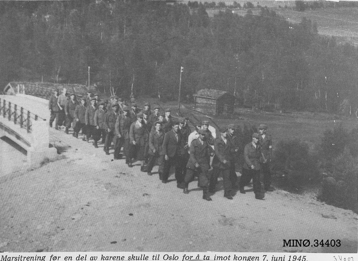 Soldater på marsjtrening