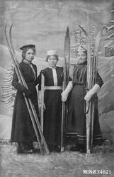 Portrett av tre kvinner med ski.