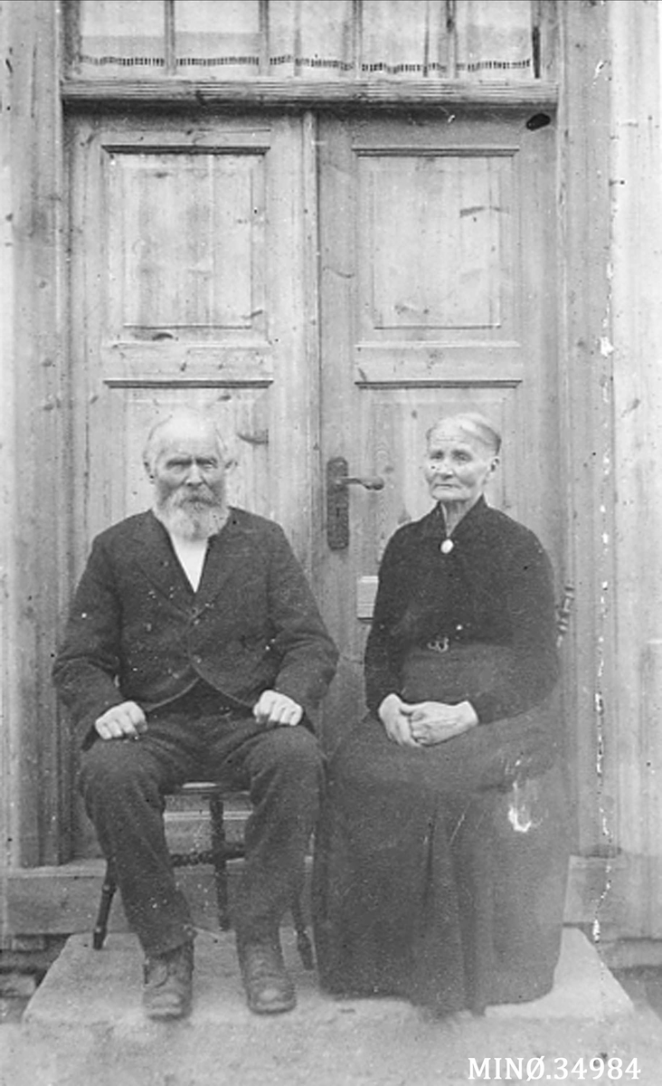 Portrett av eldre ektepar. Goro Olsdatter (Grindalen) Eggen og Lars Arneson Eggen.