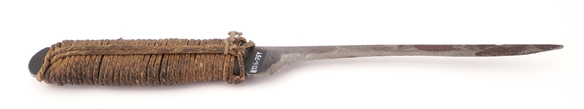 Metallkniv med surret hyssing som håndtak