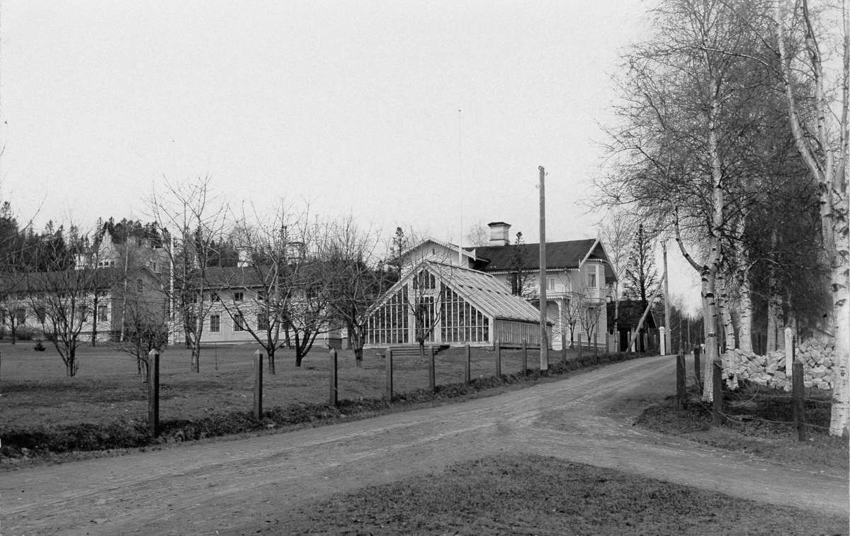 Tunadals sågverkssamhälle. Den nedersta byggnaden med orangeriet är nu rivet. Där går nu landsvägen mot Johannedal. Vykort.