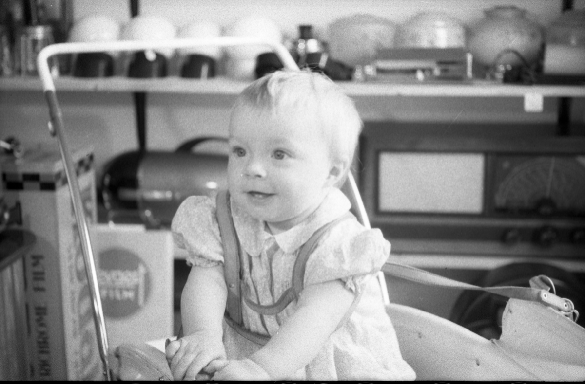 Portrett av et uidentifisert barn i barnevogn. Serie på 12 bilder, juli 1952.