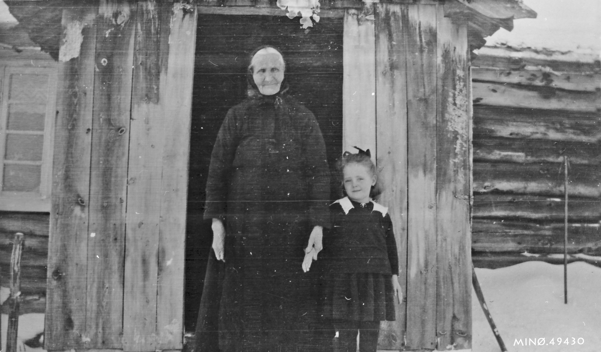 Bestemor og lita jente, Marit Sveen og Laura Fossum. 