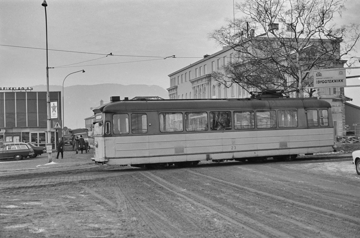 Trikk på linje 3 ved Jernbanestasjonen i Trondheim. Trondheim Sporvei vogn 23
.