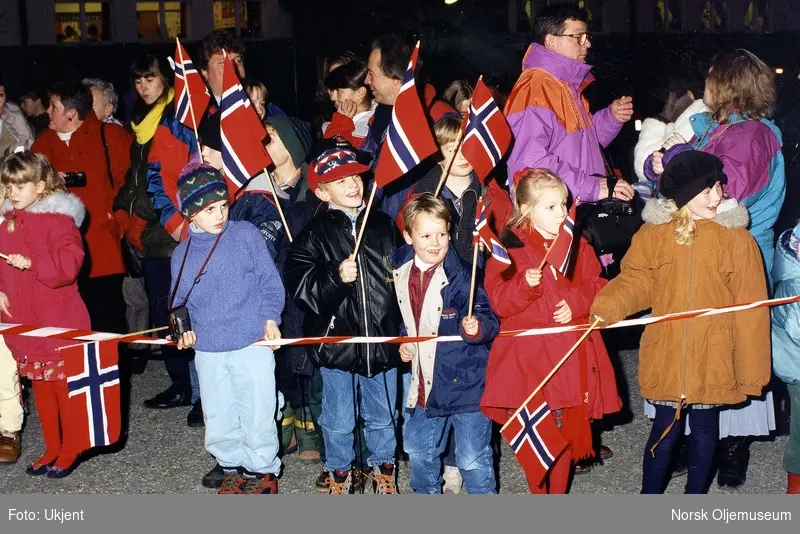 Kong Harald V er i Kristiansund for å foreta den offisielle åpningen av Draugenplattformen den 01.12.1993.
Folksom mottakelse i byen.